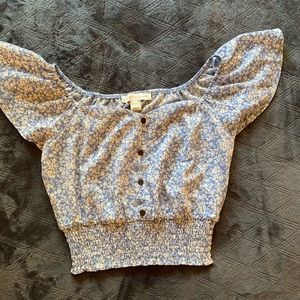 Blouse with blue and daisy pattern